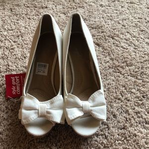Super cute White sandal wedges with bow 6.5 NWT
